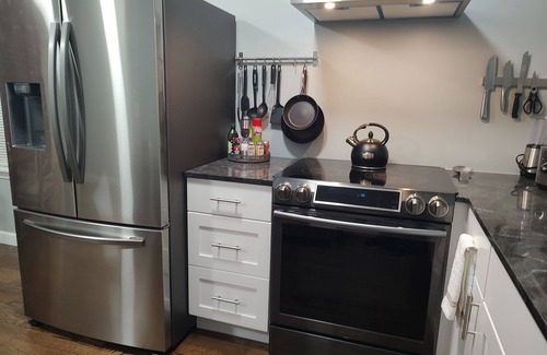 Salem Apartment | Centrally Located Newly Renovated Three Bed Room