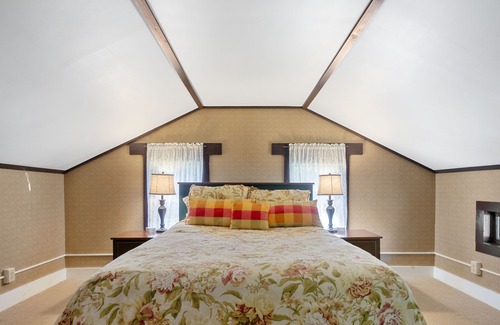 Dundee House | Centrally Located Quaint Country Cottage Built in the 1850's