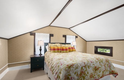 Dundee House | Centrally Located Quaint Country Cottage Built in the 1850's