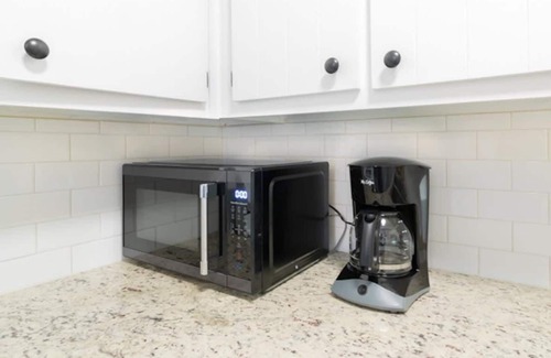 Columbus House | Centrally Located- The Delightful Doubles Unit E