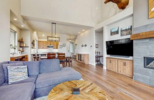 Redmond House | Centrally located townhome with pool & hot tub access - near golf & skiing