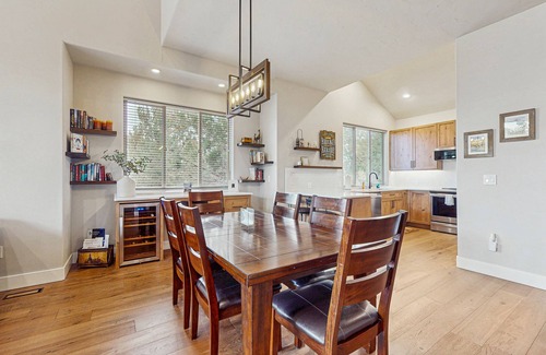 Redmond House | Centrally located townhome with pool & hot tub access - near golf & skiing