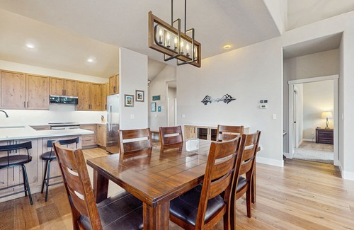 Redmond House | Centrally located townhome with pool & hot tub access - near golf & skiing