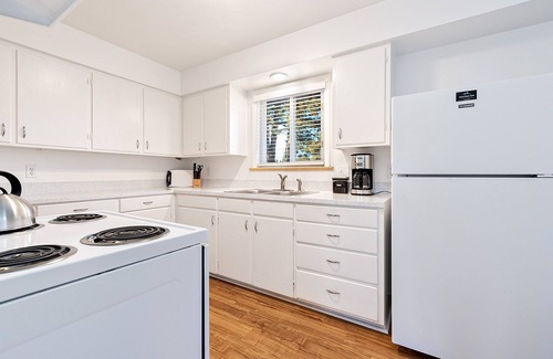 University Acres Condo | Centrally Located Townhome Near PVH - Dog Friendly