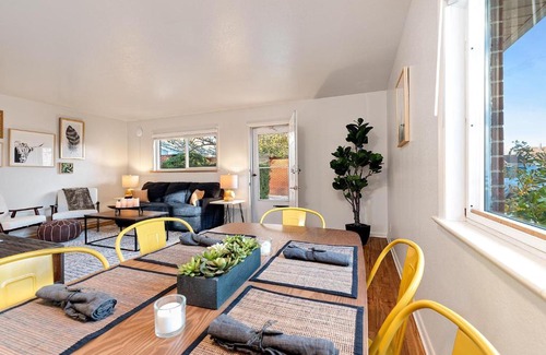 University Acres Apartment | Centrally Located Townhome Near PVH - Dog Friendly