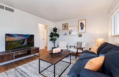 University Acres Apartment | Centrally Located Townhome Near PVH - Dog Friendly