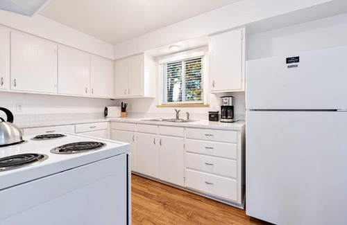 University Acres Apartment | Centrally Located Townhome Near PVH - Dog Friendly