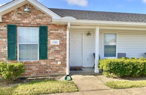 Lake Charles Apartment | Centrally located! Close to casinos, restaurants, grocery, airport and golf