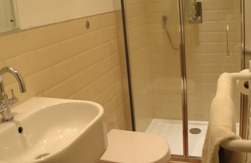 Kennington Apartment | Centrally located, well equipped, stylish self contained flat.