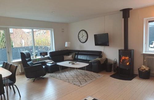 Holstebro Apartment | Centralt beliggende hyggeligt byhus med 8 sovepladser 130m2 med pejs