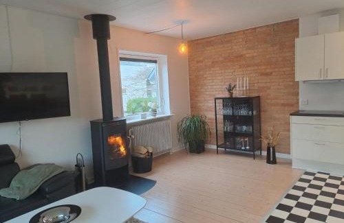 Holstebro Apartment | Centralt beliggende hyggeligt byhus med 8 sovepladser 130m2 med pejs