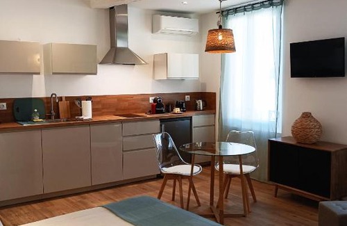L'Isle-sur-la-Sorgue Apartment | Centre historique studio rénové avec vue