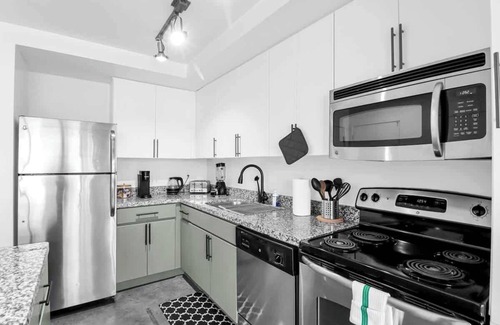 Evans Churchill Apartment | Centric 1BR In HEART of DTPHX Free Parking + Pool