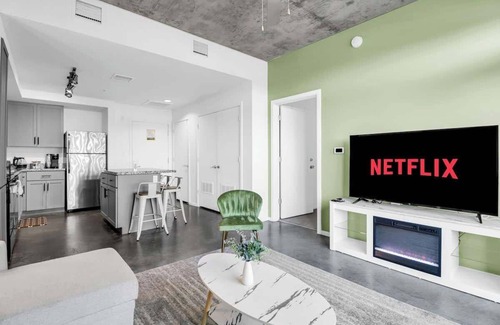 Evans Churchill Apartment | Centric 1BR In HEART of DTPHX Free Garage Parking
