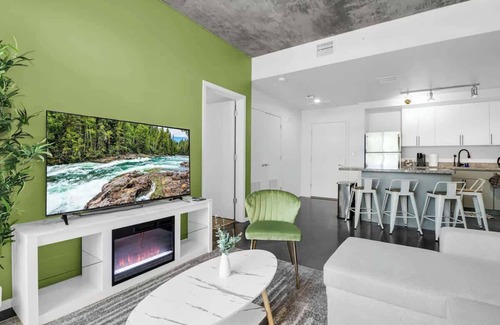 Evans Churchill Apartment | Centric 2BR In HEART of DTPHX Free Garage Parking