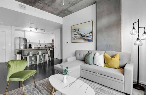 Evans Churchill Apartment | Centric 2BR In HEART of DTPHX Free Garage Parking