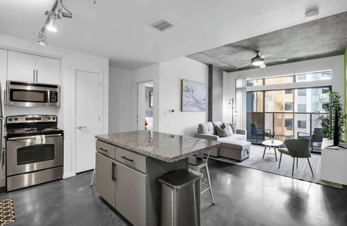 Evans Churchill Apartment | Centric 2BR In HEART of DTPHX Free Garage Parking