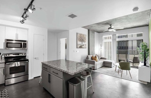 Evans Churchill Apartment | Centric 2BR In HEART of DTPHX Free Garage Parking