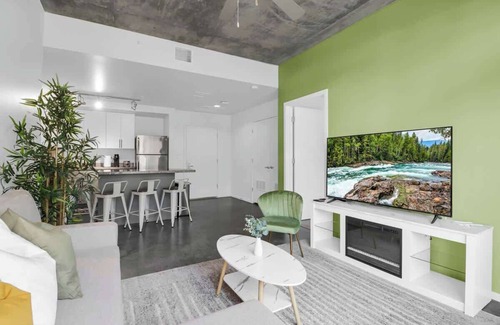 Evans Churchill Apartment | Centric 2BR In HEART of DTPHX Free Garage Parking