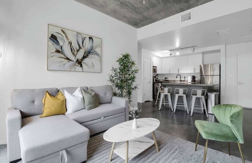 Evans Churchill Apartment | Centric 2BR In HEART of DTPHX Free Garage Parking
