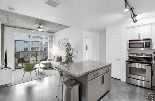 Evans Churchill Apartment | Centric 2BR In HEART of DTPHX Free Garage Parking