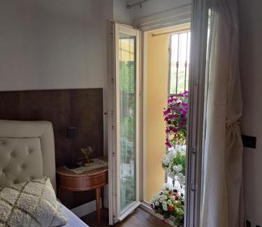 Ravenna Apartment | Centro storico, Centralissimo LUXURY SMERALDO SUITE Doccia Idromassaggio , cesto con piccola colazione