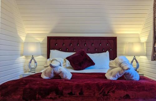 Almondbank Ski Chalet | Ceridwen 6 - Hot Tub-Luxury-Pets-Perthshire-Romantic-Dundee