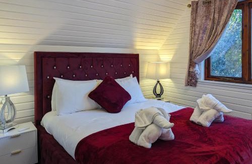 Almondbank Ski Chalet | Ceridwen 6 - Hot Tub-Luxury-Pets-Perthshire-Romantic-Dundee