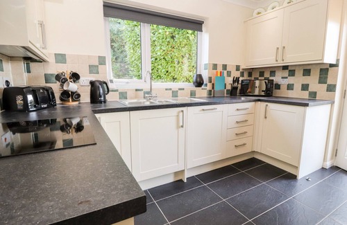 Dyserth House | CESAIL Y MYNYDD, family friendly, with hot tub in Dyserth