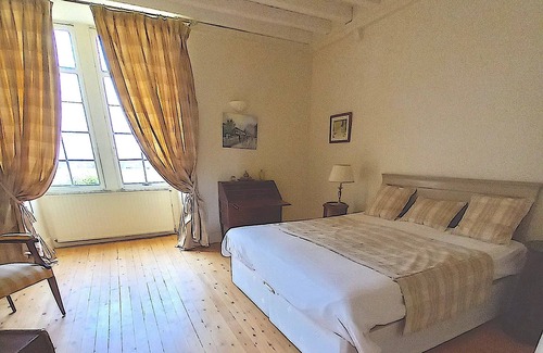 Gazaupouy House | Château Déhès, Tour Médiévale du Xiv° Siècle: Chambre, Salle de Bain au 2°étage