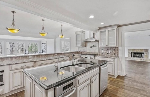 Acworth House | Château Resort on Lake w/Saltwater Pool + HotTub