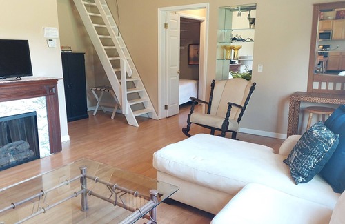 Novelty Cottage | Chagrin Valley Cottage & Sweet Spot Honey--4 miles to Chagrin Falls Village