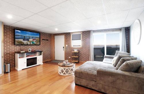 Ingleside Apartment | Chain O' Lakes Beach Penthouse Sunset View and Boat Dock