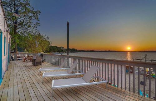 Ingleside Apartment | Chain O' Lakes Beach Penthouse Sunset View and Boat Dock