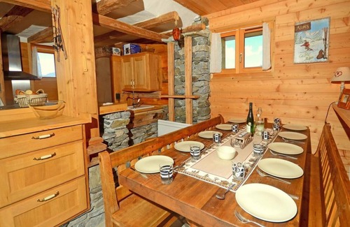 Plan Peisey Ski Chalet | Chalet, 100m from ski slopes, balcony, fireplace or stove, parking, tv, ski locker, 110m²