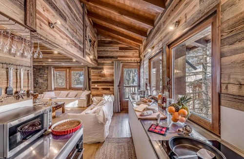 Les Brevieres Ski Chalet | Chalet, 200m from ski slopes, view ski slopes, fireplace or stove, tv, ski locker, 129m², Tignes