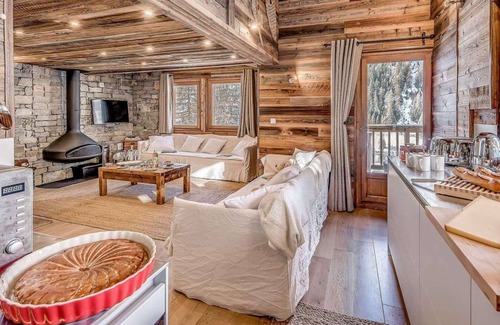 Les Brevieres Ski Chalet | Chalet, 200m from ski slopes, view ski slopes, fireplace or stove, tv, ski locker, 129m², Tignes