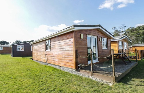 Padstow Cottage | CHALET 216- THE BEACH RETREAT, family friendly in St Merryn