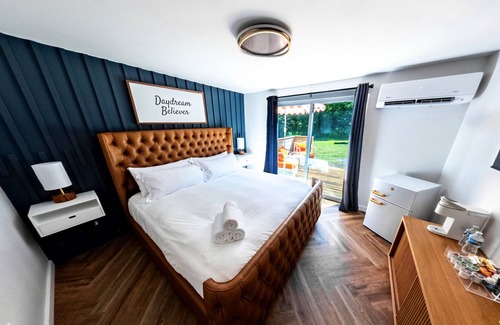 West Dover Hotel | Chalet 239