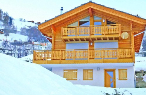 Heremence Ski Chalet | Chalet, 250m from ski slopes, balcony, fireplace or stove, parking, tv, 150m², Thyon