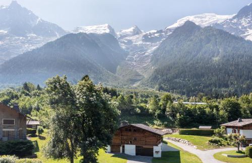 Les Bossons Ski Chalet | Chalet Altura- 5 Bedrooms - Jacuzzi and Sauna - By Cozee Rentals