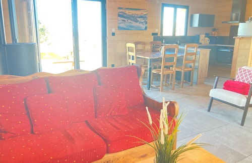 Saint-Genes-Champespe Ski Chalet | Chalet 'Artense Lodge' with Mountain View, Wi-Fi and Air Conditioning