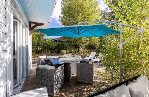 Parentis-en-Born House | Chalet 'Bois lac de Biscarrosse' with heated Pool, Private Garden & Wi-Fi