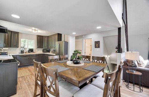 East Stroudsburg Ski Chalet | Chalet by the River: Adventure Awaits