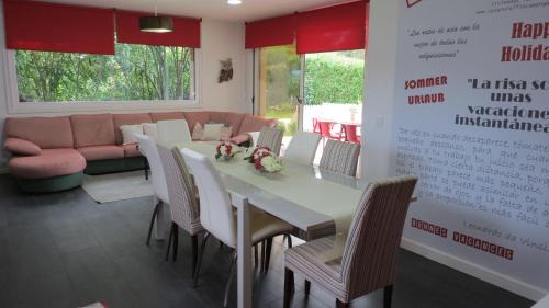 Santa Cristina de Cobres Villa | Chalet con piscina y diversión Ría de Vigo