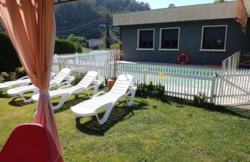 Santa Cristina de Cobres Villa | Chalet con piscina y diversión Ría de Vigo
