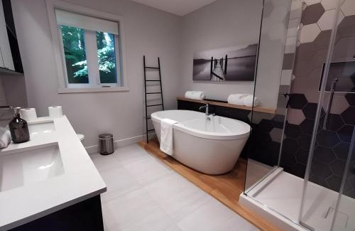 Mauricie House | Chalet de luxe Équinoxe - bord de l'eau avec Spa