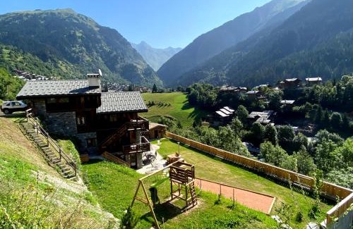 Champagny-en-Vanoise Ski Chalet | Chalet des Trappeurs Coeur Vanoise 15 persons