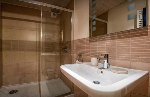 Les Prodains Ski Chalet | Chalet Evelyn - OVO Network