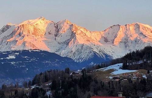 Cordon Ski Chalet | Chalet facing the Mont Blanc chain near the center of the village